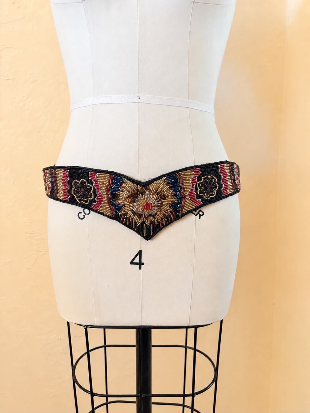Vintage 1980s Beaded Waist Belt Size M/L Gold Jewel Tone Floral V Shape